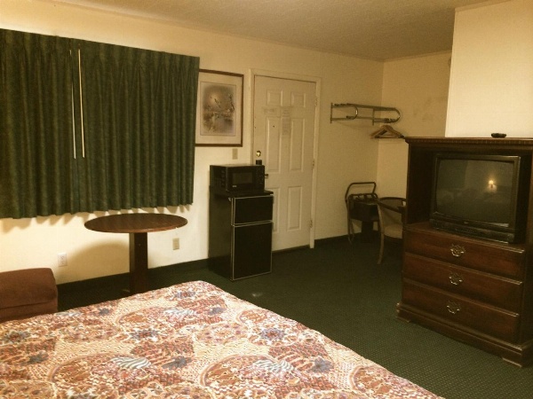 Rapids Inn And Suites image 15